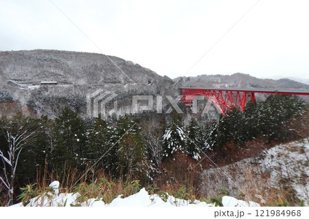雪が積もる道の駅 奥出雲おろちループからの景色（木次線、三井野大橋） 121984968