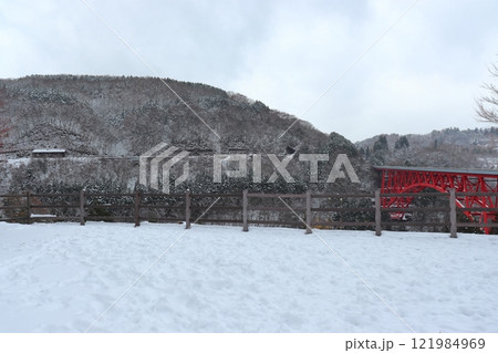 雪が積もる道の駅 奥出雲おろちループからの景色(木次線、三井野大橋) 雪が積もる道の駅 奥出雲おろちループからの景色(木次線、三井野大橋) 121984969