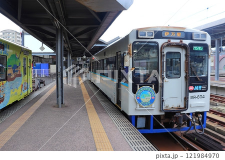 松浦鉄道のMR-600形車両 伊万里行き（佐世保駅） 121984970