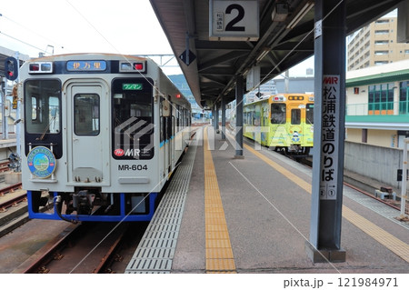 松浦鉄道のMR-600形車両 伊万里行き(佐世保駅) 松浦鉄道のMR-600形車両 伊万里行き(佐世保駅) 121984971