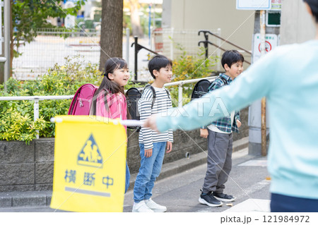 登下校する小学生 121984972