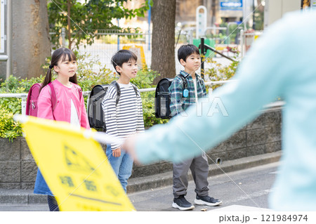 登下校する小学生 登下校する小学生 121984974