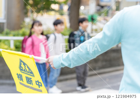 登下校する小学生 登下校する小学生 121984975