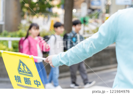 登下校する小学生 登下校する小学生 121984976