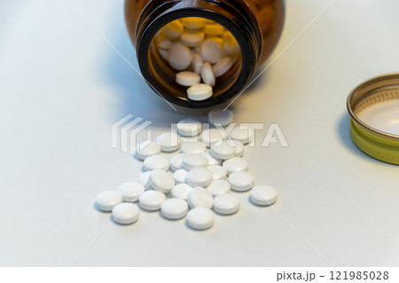 テーブルにこぼれた白い錠剤 121985028