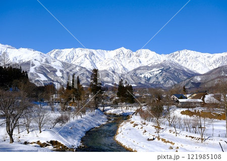 晴天の北アルプスの雪景色 121985108
