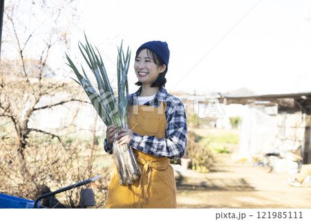 畑で働くかわいい女性 121985111