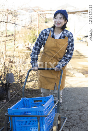 畑で働くかわいい女性 121985113