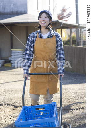 畑で働くかわいい女性 121985117