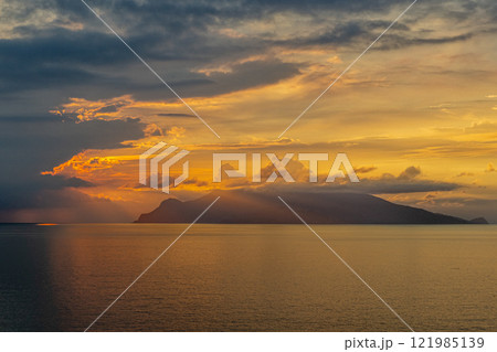 夕焼けと口永良部島　洋上アルプス屋久島から(秋 121985139