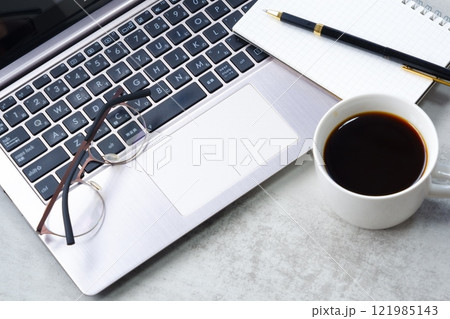 淹れたてのコーヒーを飲みながら、ノートパソコンでリモートワークをしているイメージ写真 淹れたてのコーヒーを飲みながら、ノートパソコンでリモートワークをしているイメージ写真 121985143