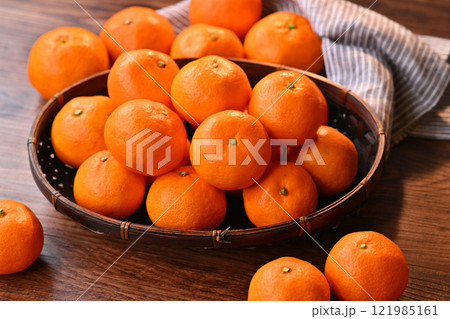 冬のみかんイメージ、ミカン、蜜柑、果物、オレンジ色、フルーツ 121985161