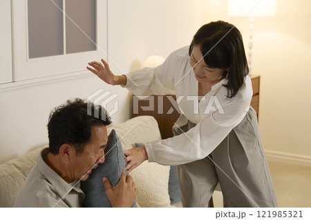 夫婦喧嘩をして夫に暴力をする妻 121985321
