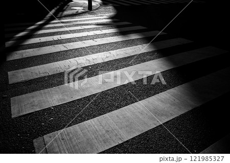 低い日差しに照らされた横断歩道 a-5 モノクロ 低い日差しに照らされた横断歩道 a-5 モノクロ 121985327