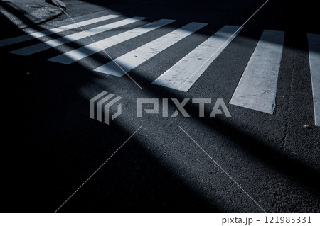 低い日差しに照らされた横断歩道 b-4 寒色 低い日差しに照らされた横断歩道 b-4 寒色 121985331