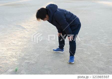 走った後、息切れする男性 121985507