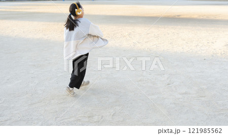 外で遊ぶ小学生女子 外で遊ぶ小学生女子 121985562