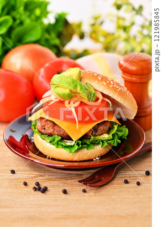 手作りのハンバーガー、チーズ・トマト・アボカド・ハンバーガー、チーズバーガー、ハンバーグイメージ 手作りのハンバーガー、チーズ・トマト・アボカド・ハンバーガー、チーズバーガー、ハンバーグイメージ 121985845