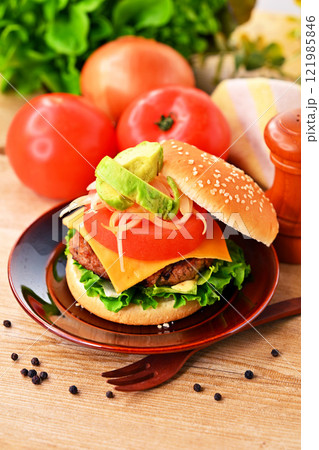 手作りのハンバーガー、チーズ・トマト・アボカド・ハンバーガー、チーズバーガー、ハンバーグイメージ 手作りのハンバーガー、チーズ・トマト・アボカド・ハンバーガー、チーズバーガー、ハンバーグイメージ 121985846