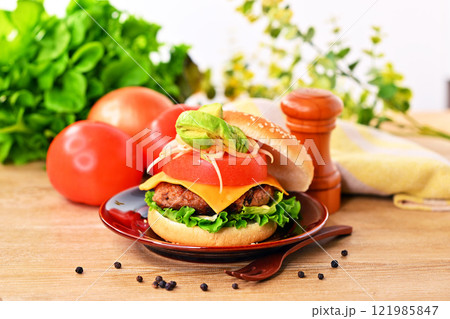 手作りのハンバーガー、チーズ・トマト・アボカド・ハンバーガー、チーズバーガー、ハンバーグイメージ 手作りのハンバーガー、チーズ・トマト・アボカド・ハンバーガー、チーズバーガー、ハンバーグイメージ 121985847