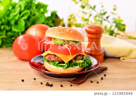 手作りのハンバーガー、チーズ・トマト・アボカド・ハンバーガー、チーズバーガー、ハンバーグイメージ 手作りのハンバーガー、チーズ・トマト・アボカド・ハンバーガー、チーズバーガー、ハンバーグイメージ 121985848