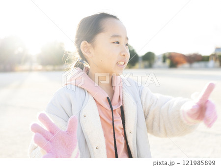 外で遊ぶ小学生女子 121985899