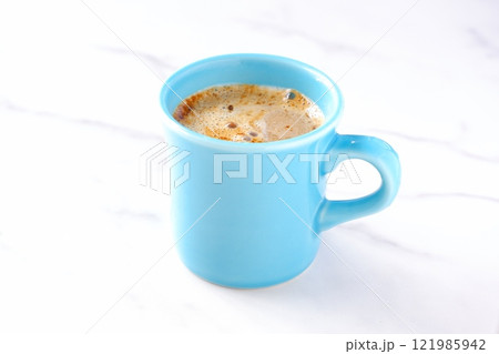 朝のひとときにぴったりのカフェ・ラテは、ミルクをたっぷり入れたコーヒー 朝のひとときにぴったりのカフェ・ラテは、ミルクをたっぷり入れたコーヒー 121985942