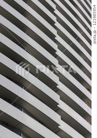 高層集合住宅のベランダの作る造形 高層集合住宅のベランダの作る造形 121985954