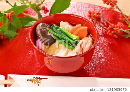 正月料理、お雑煮、御雑煮、お餅、雑煮、もち、椎茸、鶏肉、お正月料理、蒲鉾、ホウレンソウ、人参、お祝い 正月料理、お雑煮、御雑煮、お餅、雑煮、もち、椎茸、鶏肉、お正月料理、蒲鉾、ホウレンソウ、人参、お祝い 121985976