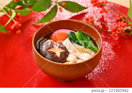 正月料理、お雑煮、御雑煮、お餅、雑煮、もち、椎茸、鶏肉、お正月料理、蒲鉾、ホウレンソウ、人参、お祝い 正月料理、お雑煮、御雑煮、お餅、雑煮、もち、椎茸、鶏肉、お正月料理、蒲鉾、ホウレンソウ、人参、お祝い 121985982