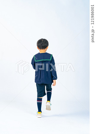 子供服を着て歩く男の子の後ろ姿の全身写真 121986001