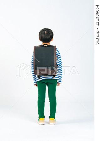 ランドセルを背負う小学生男子の後ろ姿の全身写真 ランドセルを背負う小学生男子の後ろ姿の全身写真 121986004
