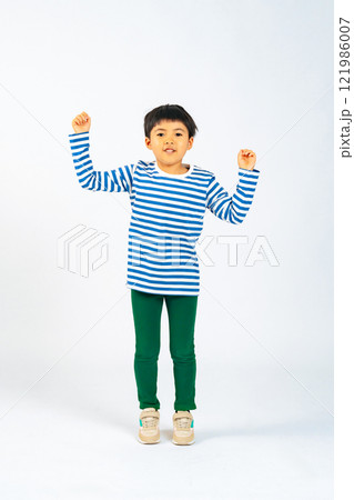 踊る男の子の全身写真 121986007