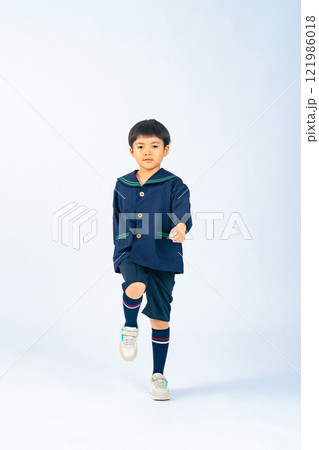 子供服を着て歩く男の子の全身写真 子供服を着て歩く男の子の全身写真 121986018