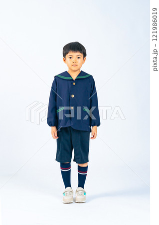 子供服を着た男の子の全身写真 121986019