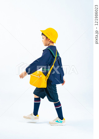 歩く幼稚園児・保育園児の男の子 歩く幼稚園児・保育園児の男の子 121986023
