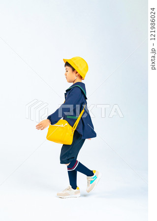 歩く幼稚園児・保育園児の男の子 歩く幼稚園児・保育園児の男の子 121986024