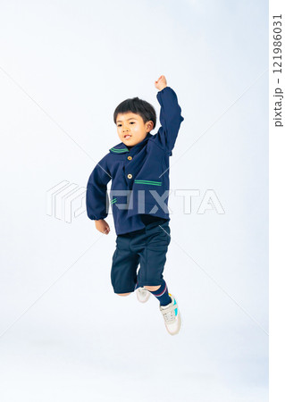 ジャンプする子供服を着た男の子の全身写真 ジャンプする子供服を着た男の子の全身写真 121986031