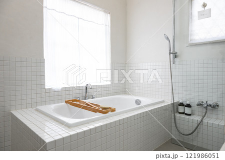 シャワー　バスルーム　お風呂 121986051