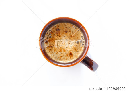 淹れたてのコーヒーが入ったマグカップを、真上から俯瞰した画像 淹れたてのコーヒーが入ったマグカップを、真上から俯瞰した画像 121986062