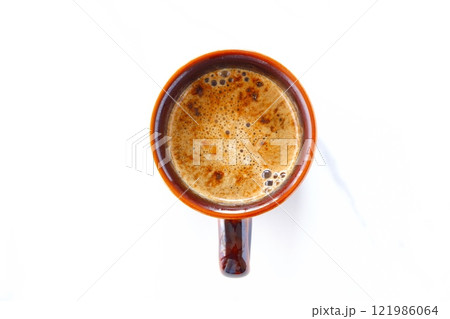 淹れたてのコーヒーが入ったマグカップを、真上から俯瞰した画像 121986064
