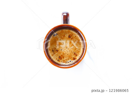 淹れたてのコーヒーが入ったマグカップを、真上から俯瞰した画像 淹れたてのコーヒーが入ったマグカップを、真上から俯瞰した画像 121986065