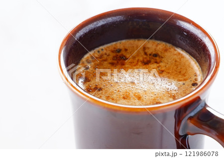 エスプレッソと牛乳を混ぜたカフェ・ラッテを飲みながらリラックスしているイメージ 121986078