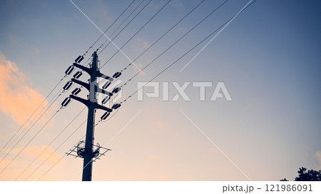 送電鉄塔と夕暮れの空 121986091