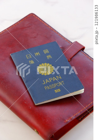 日本のパスポート（一般旅券5年用紺色）を用意して、海外旅行を計画しているイメージ 121986133