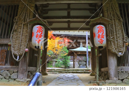 秋の金剛輪寺（二天門・国宝本堂・滋賀県愛荘町） 121986165
