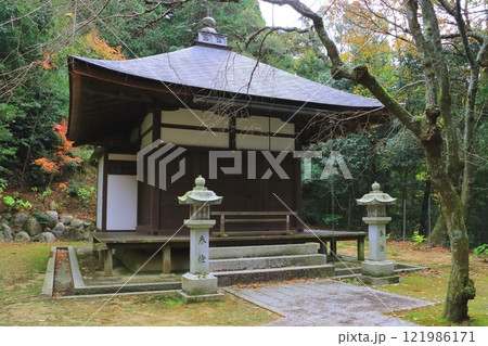 秋の金剛輪寺（不動堂・滋賀県愛荘町） 121986171