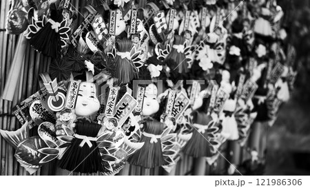 モノクロ写真 酉の市 熊手 モノクロ写真 酉の市 熊手 121986306
