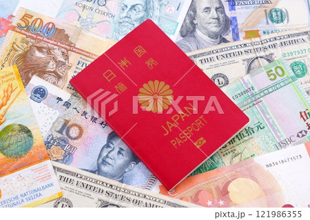 日本のパスポート(一般旅券10年用赤色)と海外のお金で、海外旅行のイメージ 日本のパスポート(一般旅券10年用赤色)と海外のお金で、海外旅行のイメージ 121986355