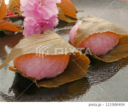 日本の春と桜の葉の香り!八重桜の花びらと桜もちの写真 日本の春と桜の葉の香り!八重桜の花びらと桜もちの写真 121986404